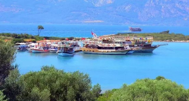 Teknelerle Akın Akın Ada'ya Gittiler