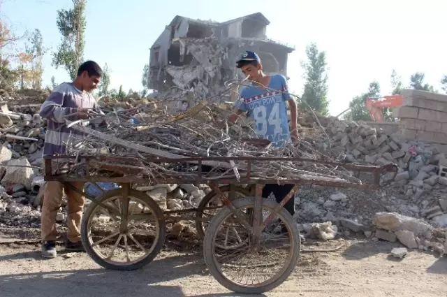Yüksekova�daki Enkaz Yığınları Ekmek Kapısı Oldu Haberler