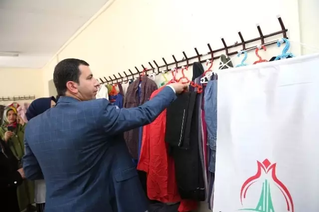 Bu Mağazada Elbiseler Bedava Dağıtılıyor Bu Mağazada Elbiseler Bedava Dağıtılıyor