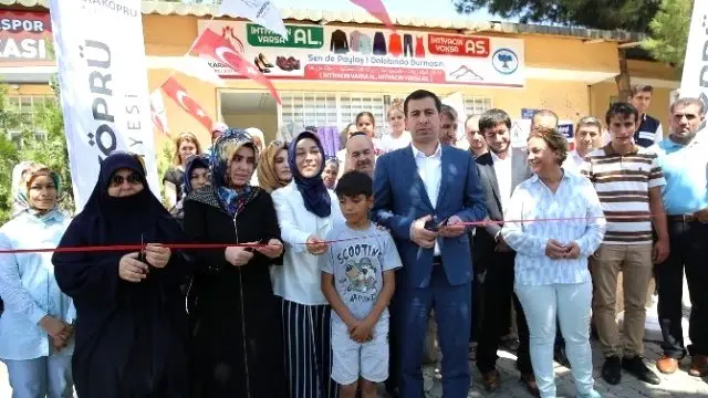 Bu Mağazada Elbiseler Bedava Dağıtılıyor Bu Mağazada Elbiseler Bedava Dağıtılıyor