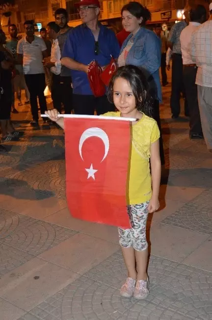 Turgutlulu Vatandaşlar Sokağa Döküldü Turgutlulu Vatandaşlar Sokağa Döküldü