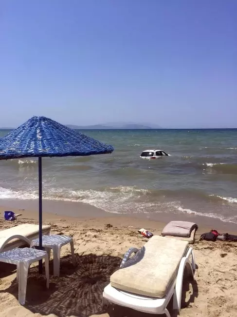 Kuşadası'nda Otomobil Plaja Girdi: 1'i Ağır 4 Yaralı Kuşadası'nda Otomobil Plaja Girdi: 1'i Ağır 4 Yaralı