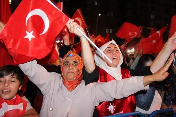 Darbecilerin 12 Saat Rehin Tuttuğu Batman İl Jandarma Komutanı Albay Topuz, Demokrasi Nöbetinde