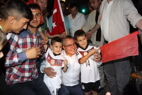 Darbecilerin 12 Saat Rehin Tuttuğu Batman İl Jandarma Komutanı Albay Topuz, Demokrasi Nöbetinde