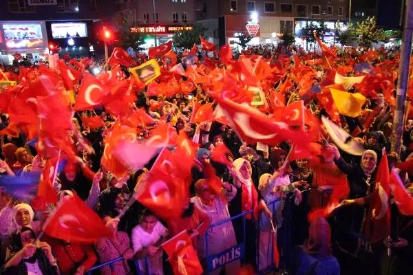 Darbecilerin 12 Saat Rehin Tuttuğu Batman İl Jandarma Komutanı Albay Topuz, Demokrasi Nöbetinde