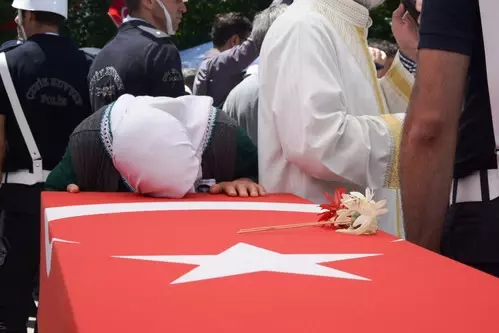 Şehit Polis Toprağa Verildi Şehit Polis Toprağa Verildi