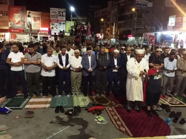 Şehitler İçin Teheccüd Namazı Kılındı Şehitler İçin Teheccüd Namazı Kılındı