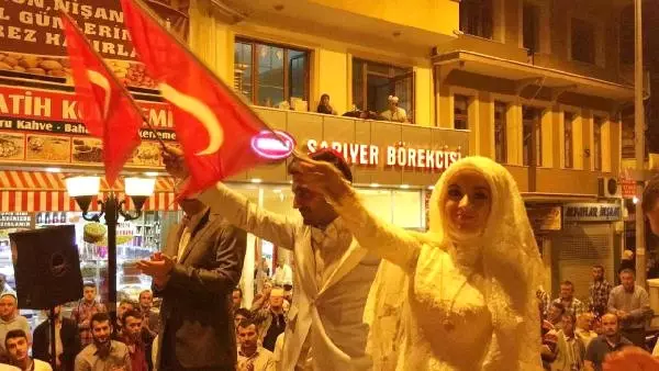 Düğünden 'Demokrasi Nöbeti'ne Düğünden 'Demokrasi Nöbeti'ne