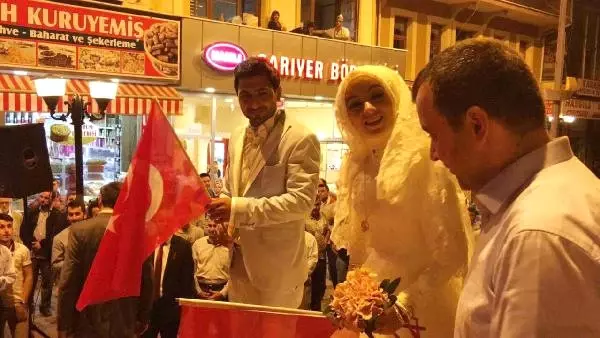 Düğünden 'Demokrasi Nöbeti'ne Düğünden 'Demokrasi Nöbeti'ne