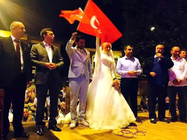 Düğünden 'Demokrasi Nöbeti'ne Düğünden 'Demokrasi Nöbeti'ne