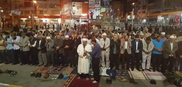 Van'da Türk Bayraklarıyla 'Demokrasi Nöbeti' Van'da Türk Bayraklarıyla 'Demokrasi Nöbeti'