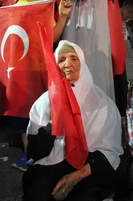 Van'da Türk Bayraklarıyla 'Demokrasi Nöbeti' Van'da Türk Bayraklarıyla 'Demokrasi Nöbeti'