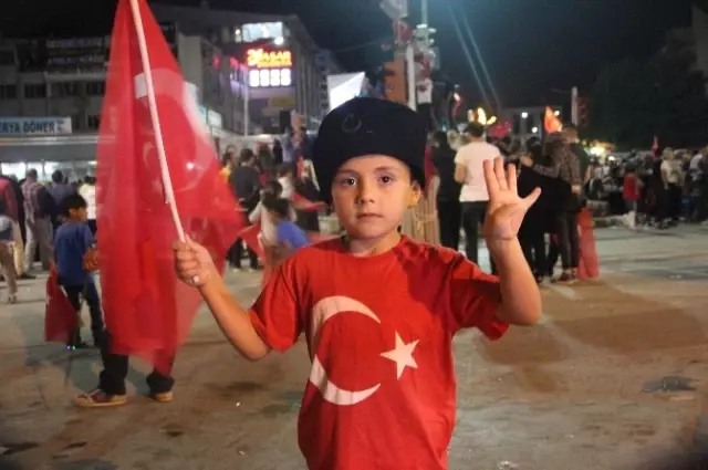 Van'da Türk Bayraklarıyla 'Demokrasi Nöbeti' Van'da Türk Bayraklarıyla 'Demokrasi Nöbeti'