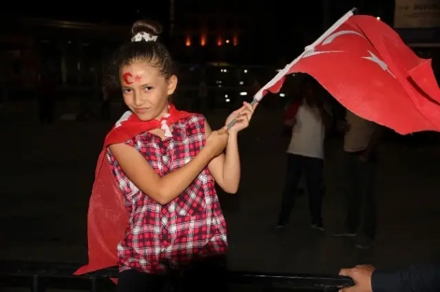 Van'da Türk Bayraklarıyla 'Demokrasi Nöbeti' Van'da Türk Bayraklarıyla 'Demokrasi Nöbeti'