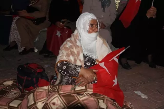Van'da Türk Bayraklarıyla 'Demokrasi Nöbeti' Van'da Türk Bayraklarıyla 'Demokrasi Nöbeti'