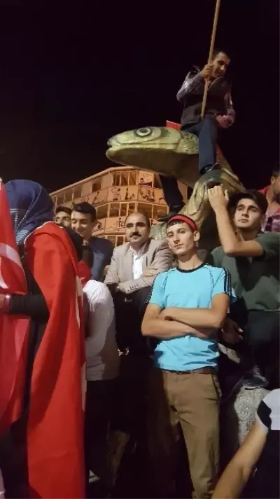 Van'da Türk Bayraklarıyla 'Demokrasi Nöbeti' Van'da Türk Bayraklarıyla 'Demokrasi Nöbeti'