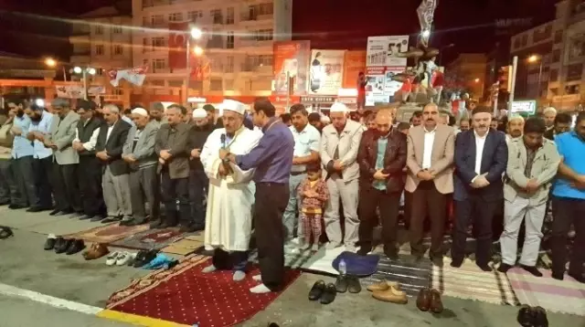 Van'da Türk Bayraklarıyla 'Demokrasi Nöbeti' Van'da Türk Bayraklarıyla 'Demokrasi Nöbeti'