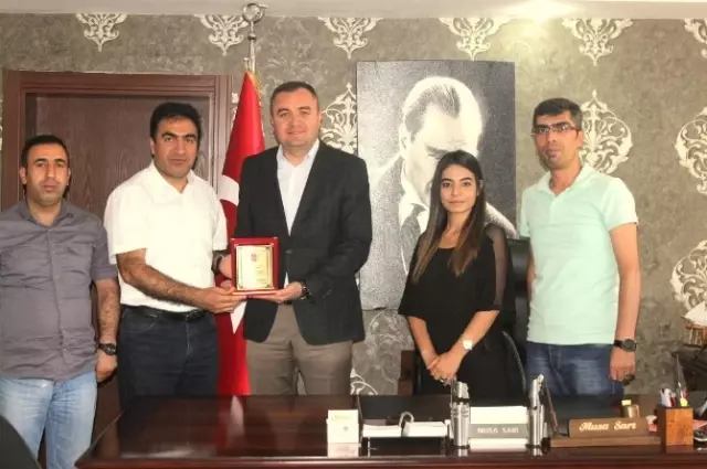 Abb'den Kaymakam Sarı'ya Plaket Abb'den Kaymakam Sarı'ya Plaket