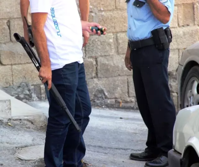 Eşini ve Çocuğunu Rehin Alıp Rastgele Ateş Açtı Haberler
