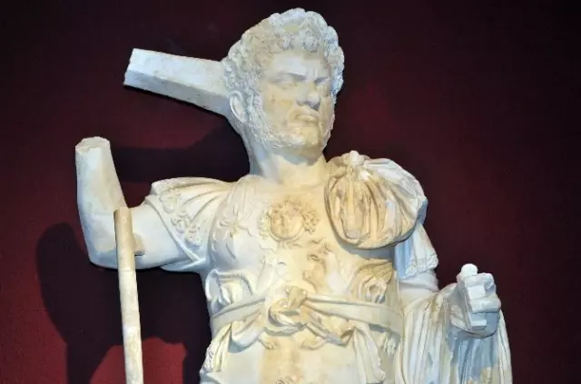 Perge Antik Kenti Arkeologların Gözdesi Oldu Perge Antik Kenti Arkeologların Gözdesi Oldu