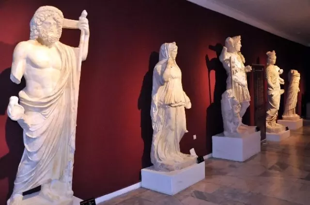 Perge Antik Kenti Arkeologların Gözdesi Oldu Perge Antik Kenti Arkeologların Gözdesi Oldu