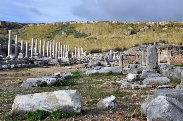 Perge Antik Kenti Arkeologların Gözdesi Oldu Perge Antik Kenti Arkeologların Gözdesi Oldu