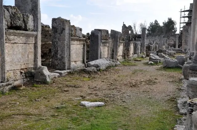 Perge Antik Kenti Arkeologların Gözdesi Oldu Perge Antik Kenti Arkeologların Gözdesi Oldu