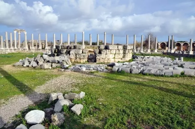 Perge Antik Kenti Arkeologların Gözdesi Oldu Perge Antik Kenti Arkeologların Gözdesi Oldu
