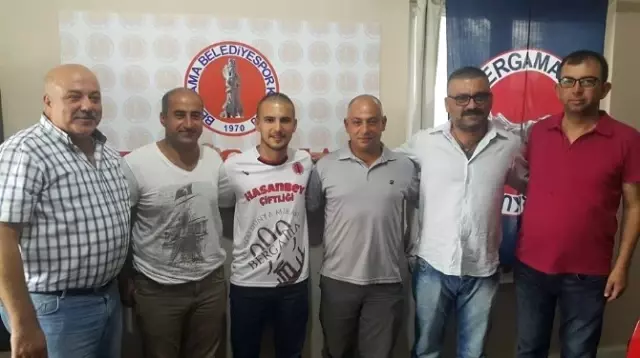 Bergama Belediyespor, 18 Futbolcuyu Renklerine Bağladı Bergama Belediyespor, 18 Futbolcuyu Renklerine Bağladı