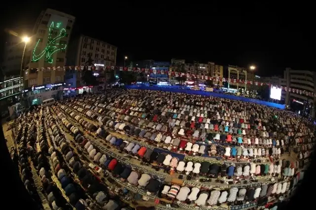 İlkadım'dan Meydanda Sabah Namazı ve Dua Programı