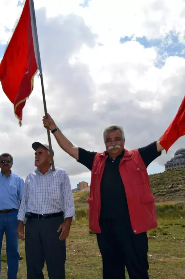 Ozan Arif: Zafer Kurultayı'nı Bize Çok Gördüler