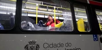 Rio Olimpiyatları'nda Basın Otobüsü Kurşunlandı