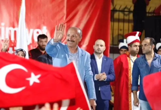 5 Şehidin Yakını ve 16 Gazinin Katılımıyla 'Son Demokrasi Nöbeti'de Sultangazi'de Coşkuyla Tutuldu