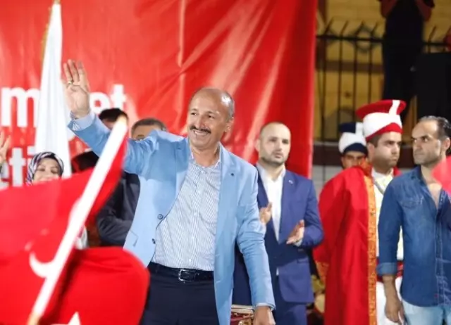 5 Şehidin Yakını ve 16 Gazinin Katılımıyla 'Son Demokrasi Nöbeti'de Sultangazi'de Coşkuyla Tutuldu