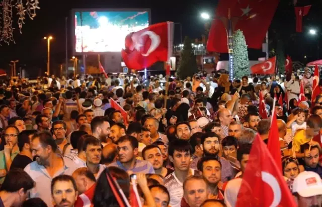 5 Şehidin Yakını ve 16 Gazinin Katılımıyla 'Son Demokrasi Nöbeti'de Sultangazi'de Coşkuyla Tutuldu