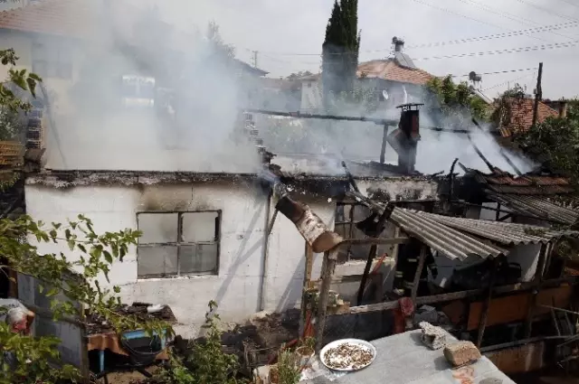 Antalya�da Müstakil Ev Kül Oldu Antalya