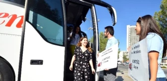 İzmir'e İlk Kez Gelen Öğrencilere Otogarda Sıcak Karşılama