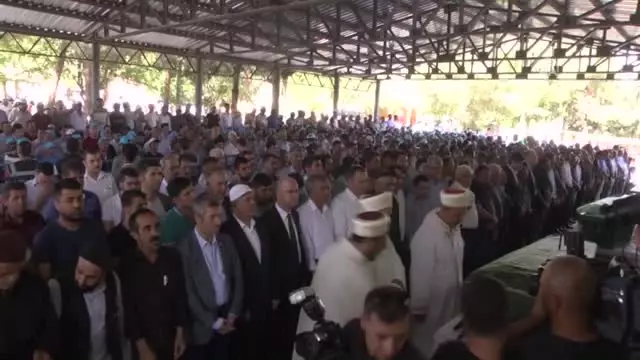 Gaziantep'teki Terör Saldırısında Yaşamını Yitiren 2 Çocuğun Cenazesi Defnedildi Gaziantep'teki Terör Saldırısında Yaşamını Yitiren 2 Çocuğun Cenazesi Defnedildi