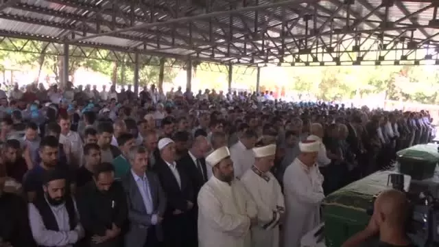 Gaziantep'teki Terör Saldırısında Yaşamını Yitiren 2 Çocuğun Cenazesi Defnedildi Gaziantep'teki Terör Saldırısında Yaşamını Yitiren 2 Çocuğun Cenazesi Defnedildi