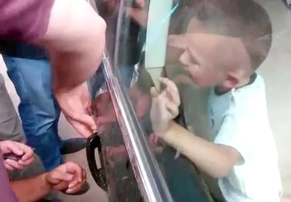 Otomobilde Kilitli Kalan Çocuk, Cam Kırılarak Kurtarıldı Otomobilde Kilitli Kalan Çocuk, Cam Kırılarak Kurtarıldı