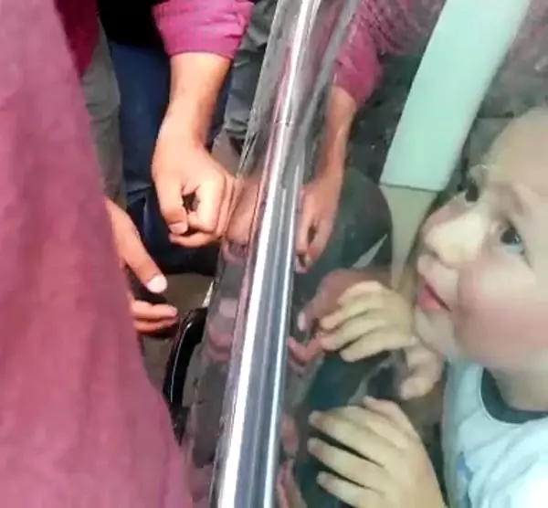 Otomobilde Kilitli Kalan Çocuk, Cam Kırılarak Kurtarıldı Otomobilde Kilitli Kalan Çocuk, Cam Kırılarak Kurtarıldı