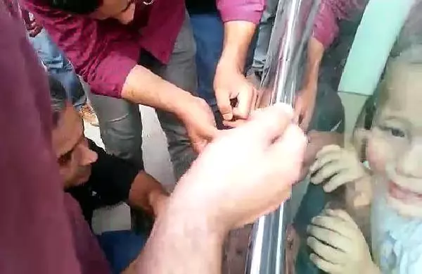 Otomobilde Kilitli Kalan Çocuk, Cam Kırılarak Kurtarıldı Otomobilde Kilitli Kalan Çocuk, Cam Kırılarak Kurtarıldı