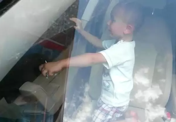 Otomobilde Kilitli Kalan Çocuk, Cam Kırılarak Kurtarıldı Otomobilde Kilitli Kalan Çocuk, Cam Kırılarak Kurtarıldı