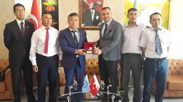 Kaymakam Sarı, Büyükelçi Dzhunusov'a Van Kedisi Maketi Hediye Etti Kaymakam Sarı, Büyükelçi Dzhunusov'a Van Kedisi Maketi Hediye Etti