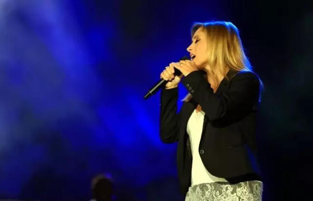 Lara Fabian Önce Ağaç Dikti, Sonra Sesiyle Büyüledi Lara Fabian Önce Ağaç Dikti, Sonra Sesiyle Büyüledi