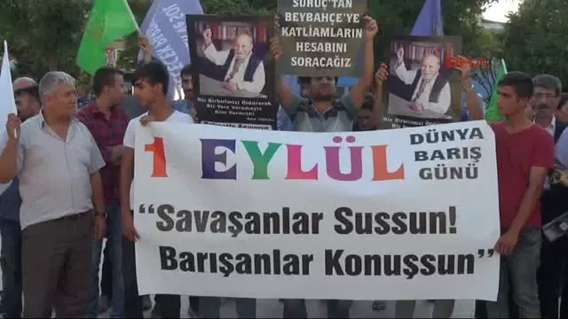 Gaziantep Hdp?lilerden Canlı Bomba Saldırısının Yaşandığı Sokakta Barış Çağrısı Gaziantep Hdp?lilerden Canlı Bomba Saldırısının Yaşandığı Sokakta Barış Çağrısı