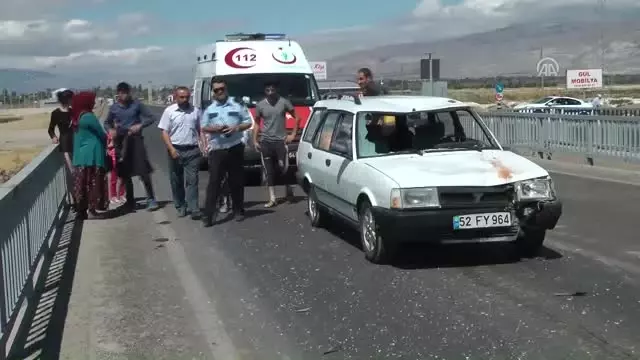 Kazada Yaralanan İneğine Sarılarak Ağladı Kazada Yaralanan İneğine Sarılarak Ağladı