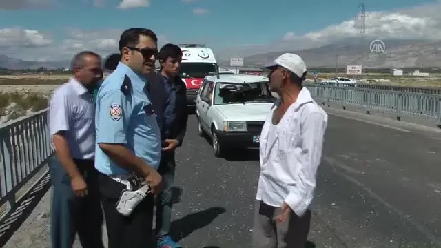Kazada Yaralanan İneğine Sarılarak Ağladı Kazada Yaralanan İneğine Sarılarak Ağladı