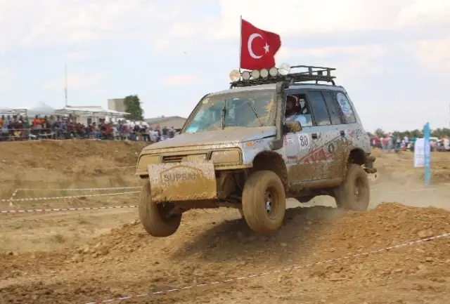 1. Off-Road Şenliği'nde Yarışan Arazi Araçları Nefesleri Kesti
