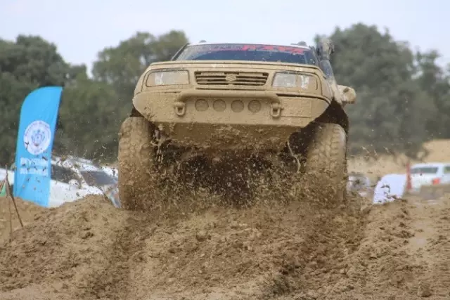1. Off-Road Şenliği'nde Yarışan Arazi Araçları Nefesleri Kesti